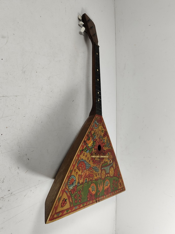 balalaika instrumento cuerda 1rota rusia madera 66.5x41.2x12.3 1u